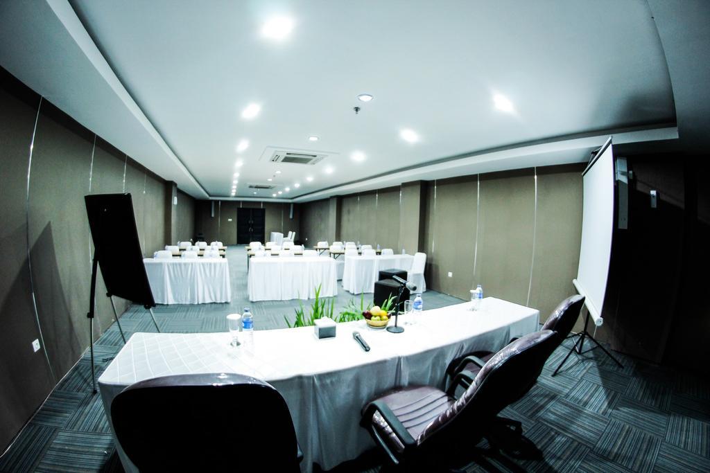 Alpha Hotel Pekanbaru Exterior photo
