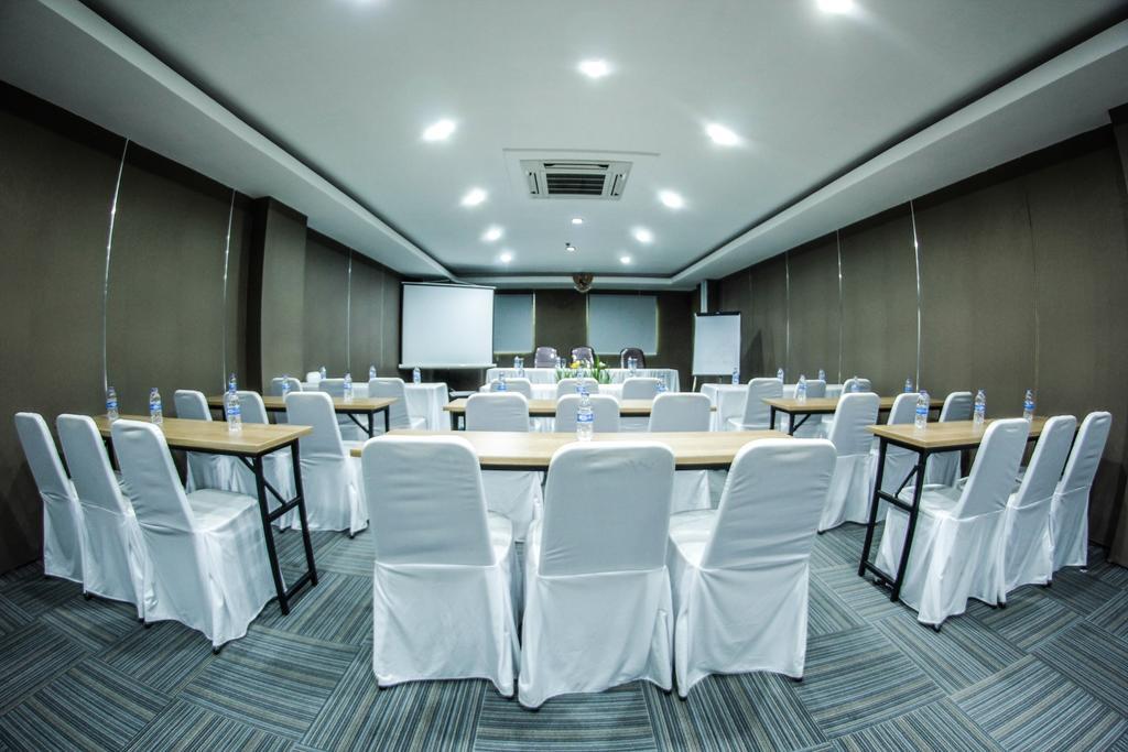 Alpha Hotel Pekanbaru Exterior photo