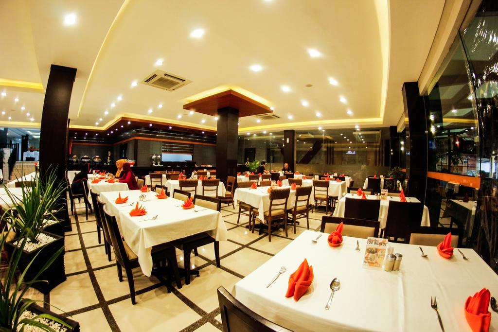 Alpha Hotel Pekanbaru Exterior photo