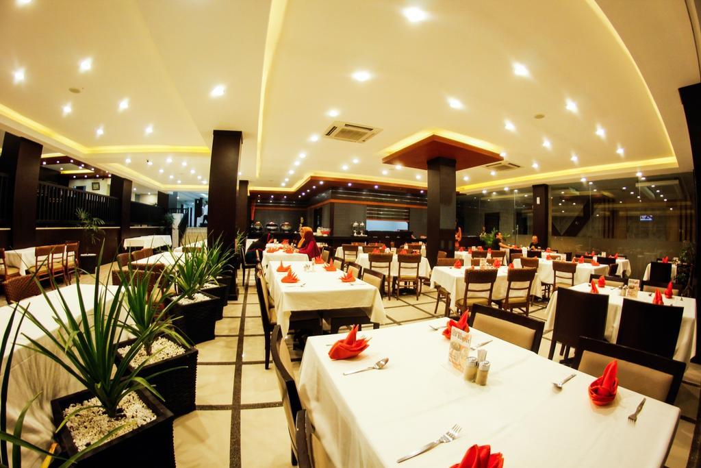 Alpha Hotel Pekanbaru Exterior photo