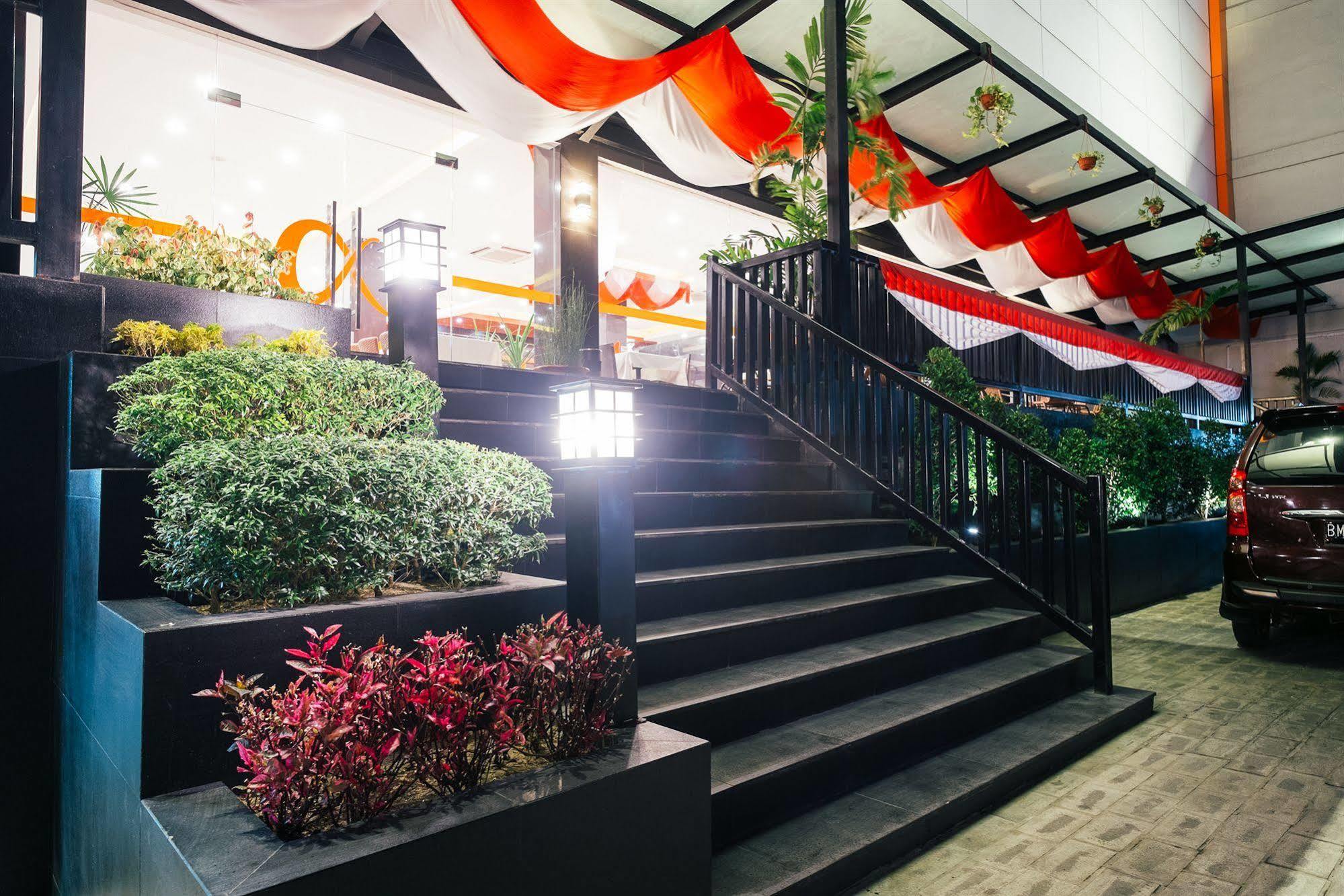 Alpha Hotel Pekanbaru Exterior photo