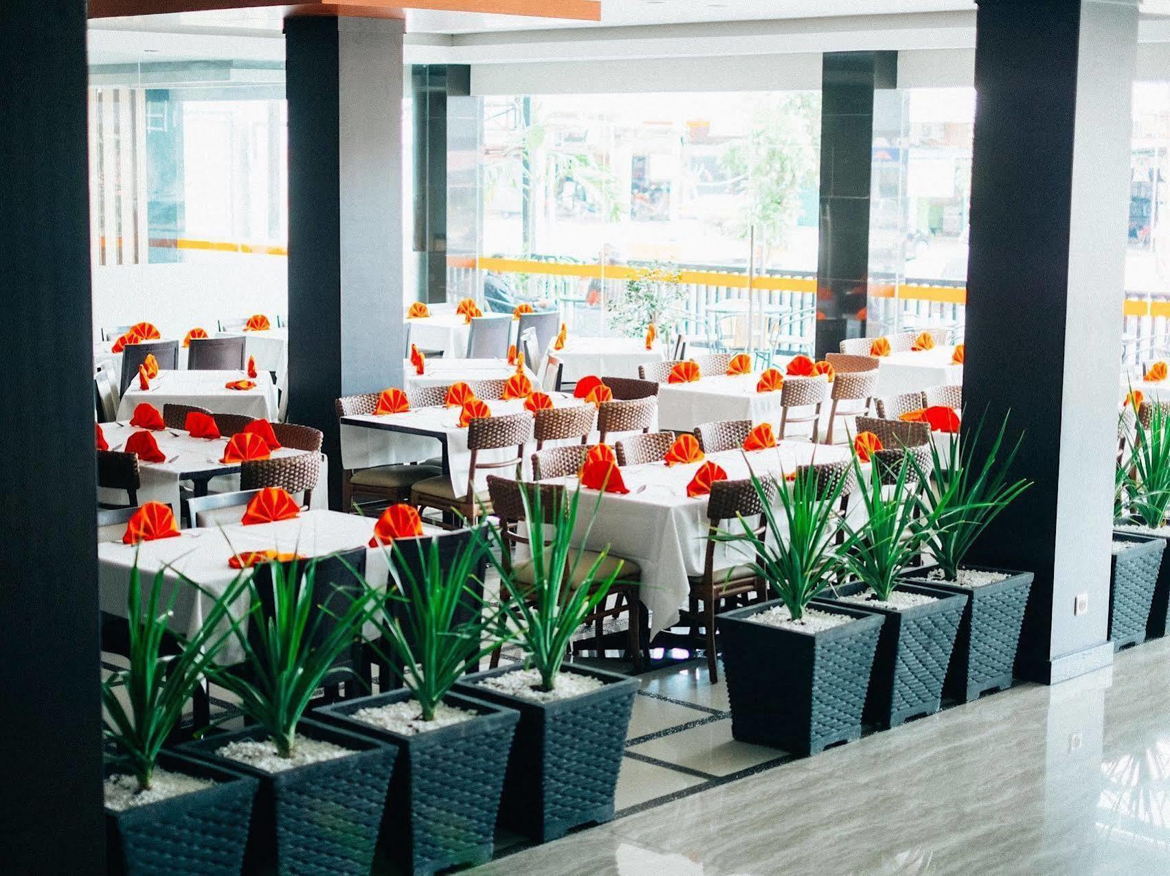 Alpha Hotel Pekanbaru Exterior photo