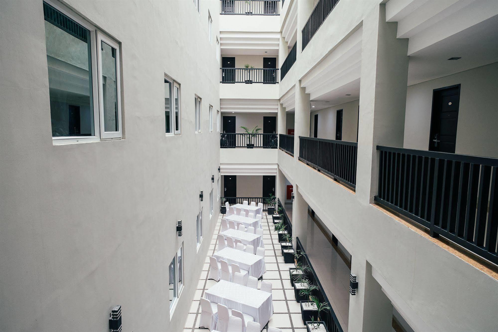 Alpha Hotel Pekanbaru Exterior photo